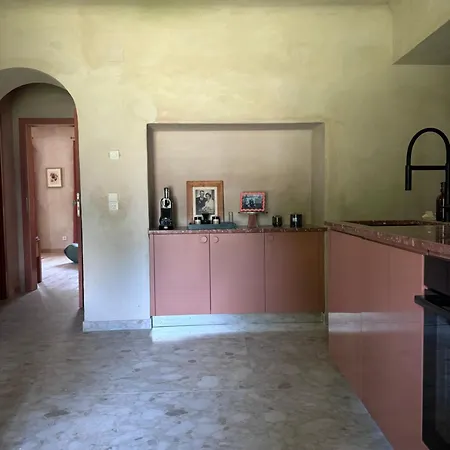 Larogys Hideaway Apartment